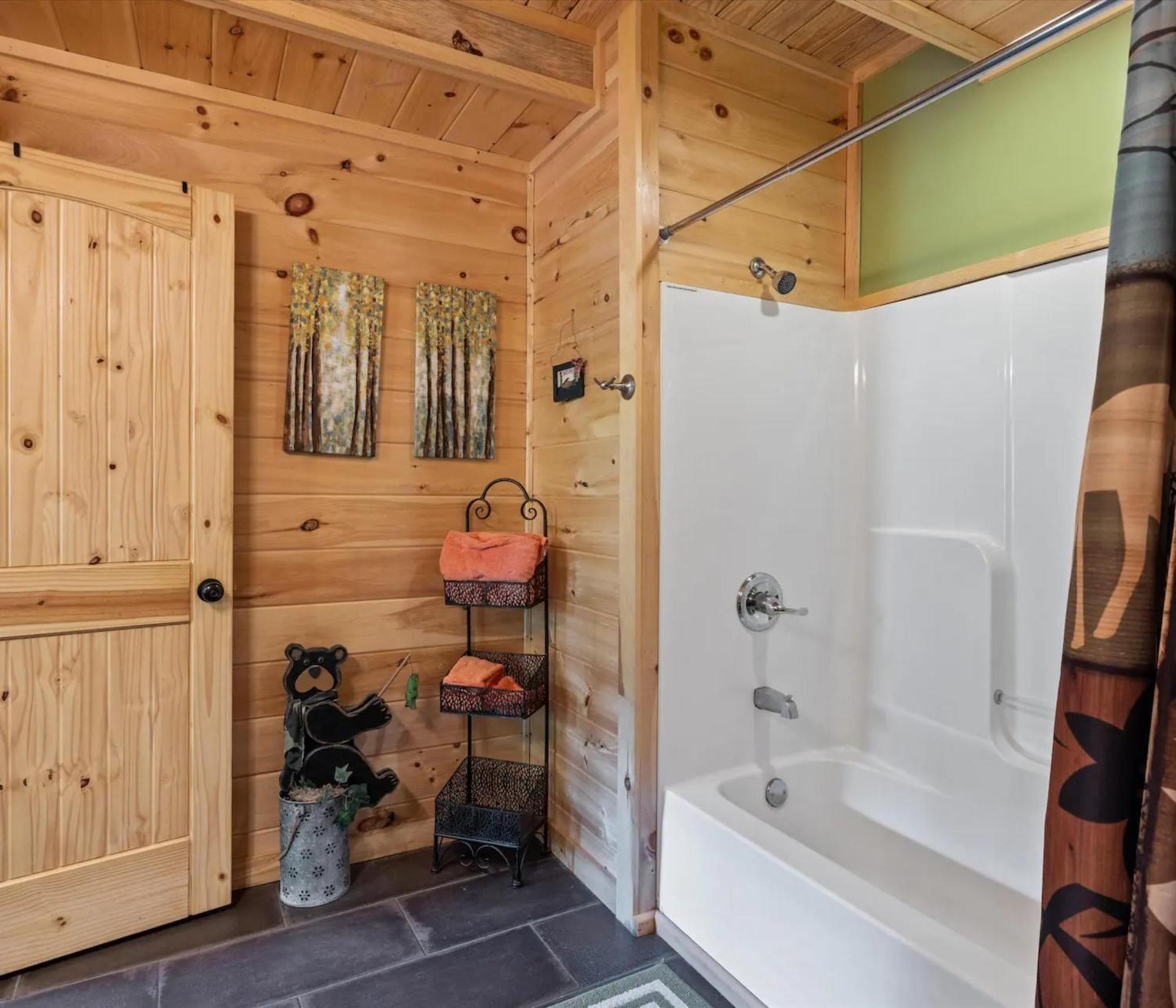 Steps From Pf 3br Escape Theater & Hot Tub *