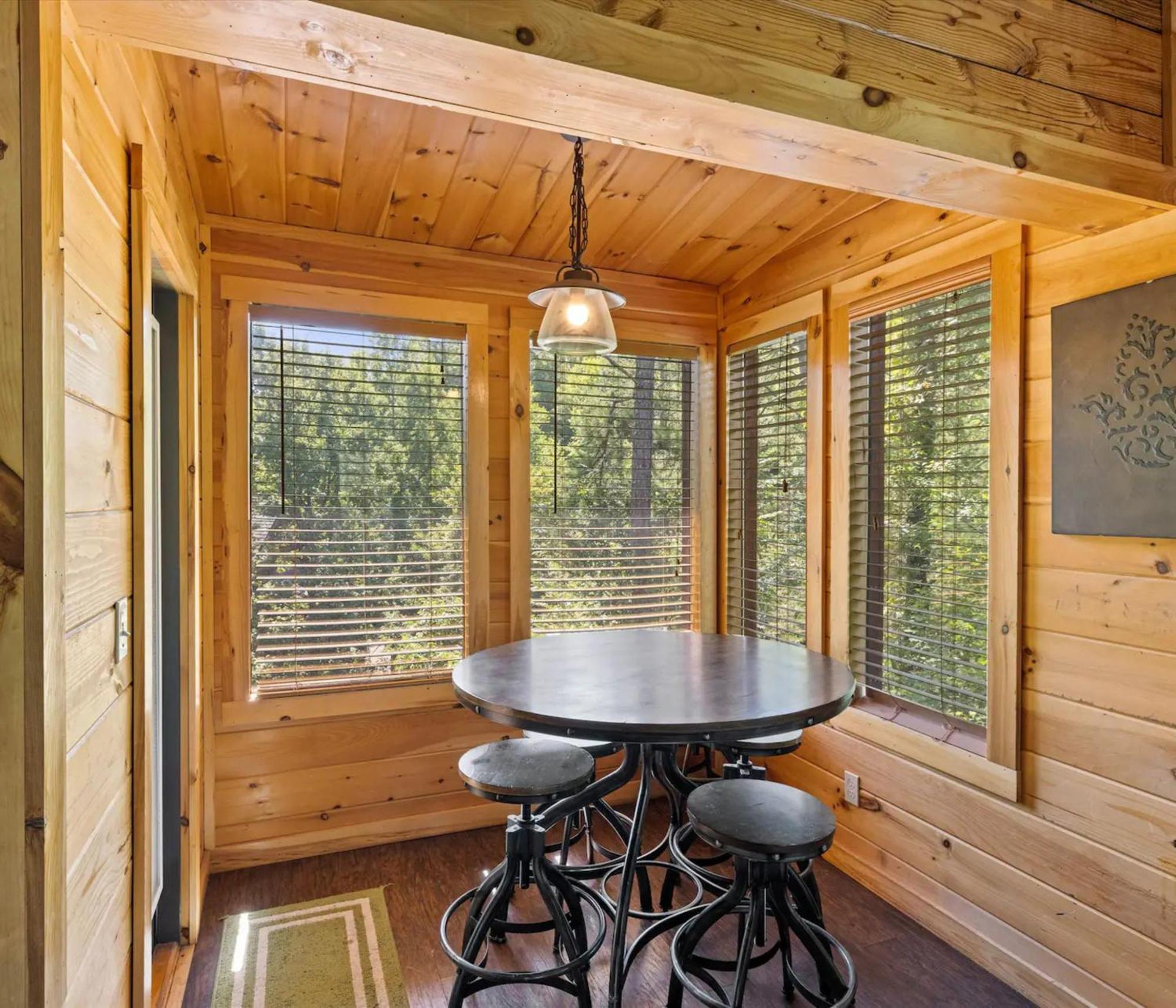 Holiday home Steps From Pf 3br Escape Theater & Hot Tub *