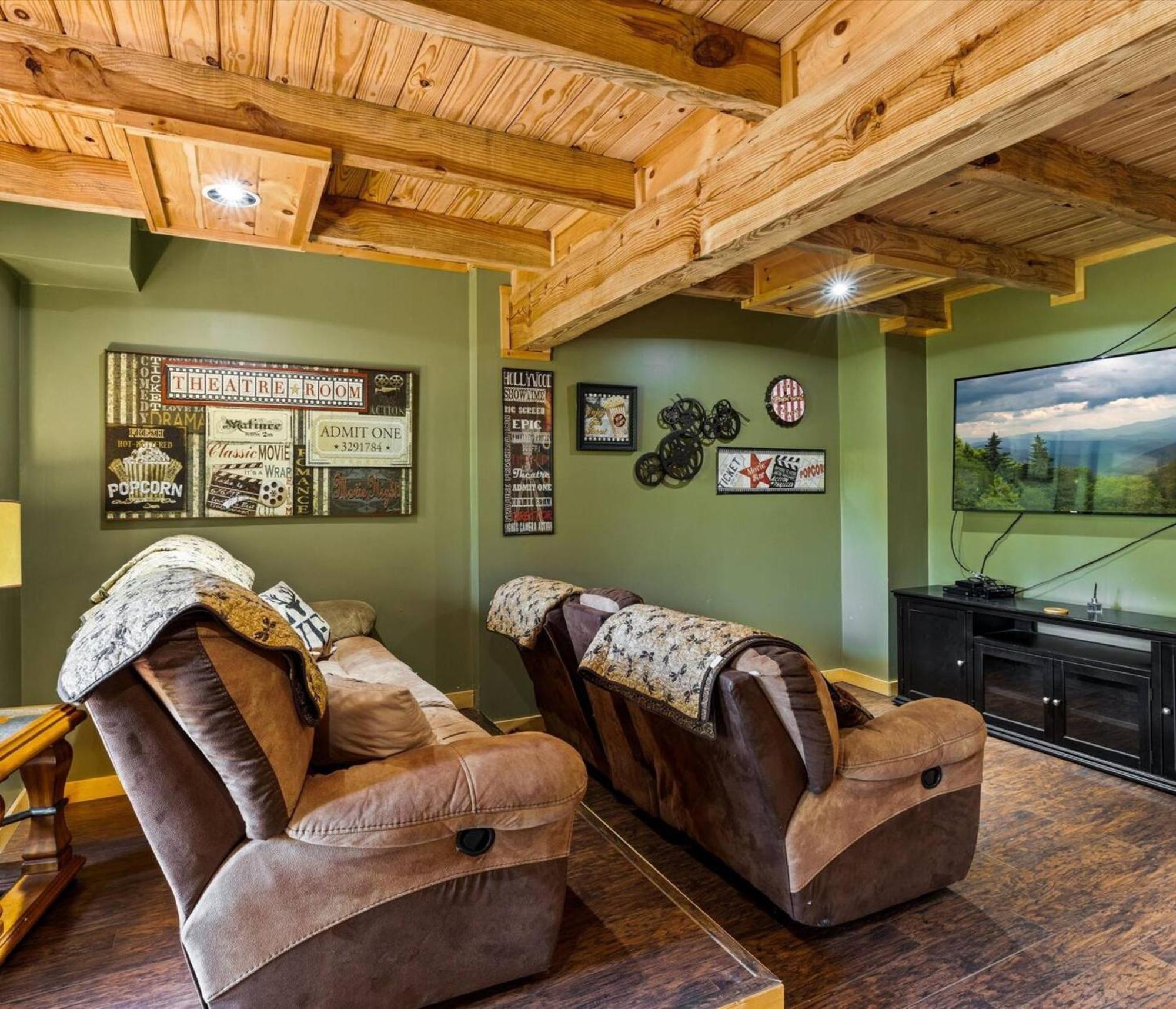 Steps From Pf 3br Escape Theater & Hot Tub *