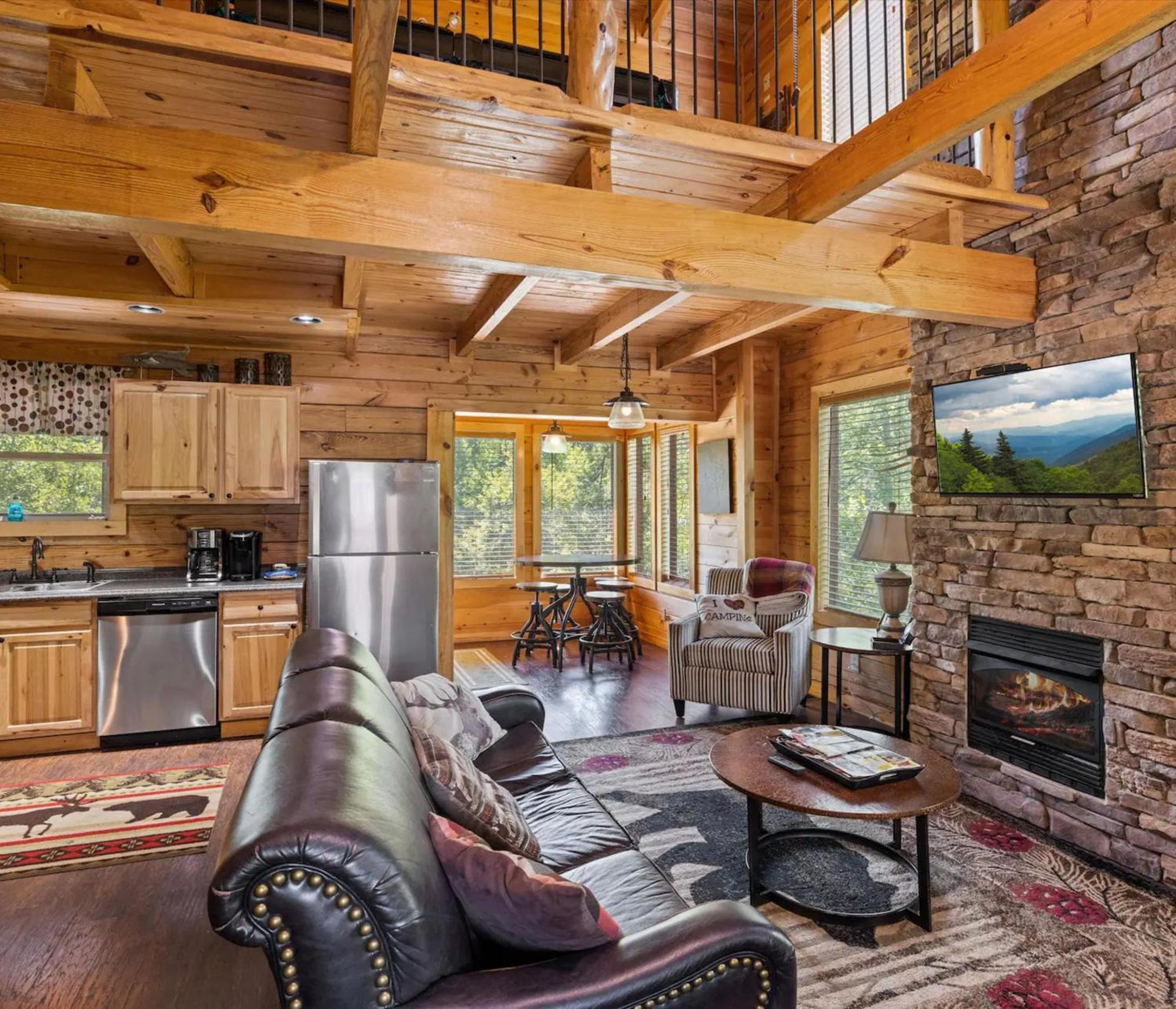 Steps From Pf 3br Escape Theater & Hot Tub Holiday home