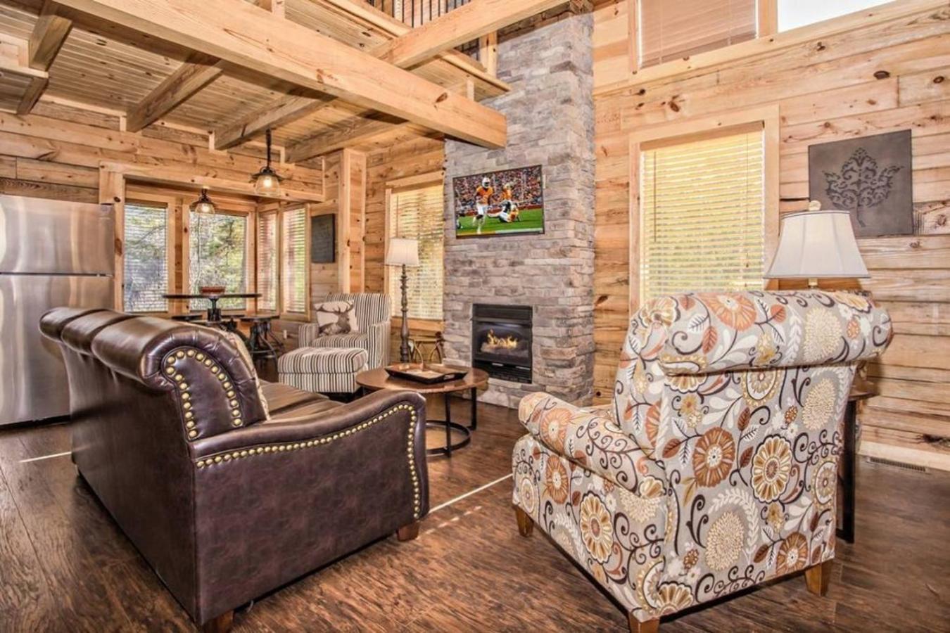 Steps From Pf 3br Escape Theater & Hot Tub Holiday home *