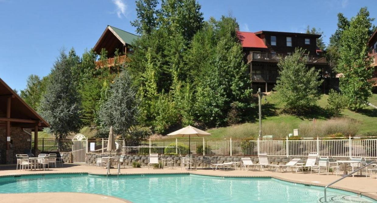 Steps From Pf 3br Escape Theater & Hot Tub *
