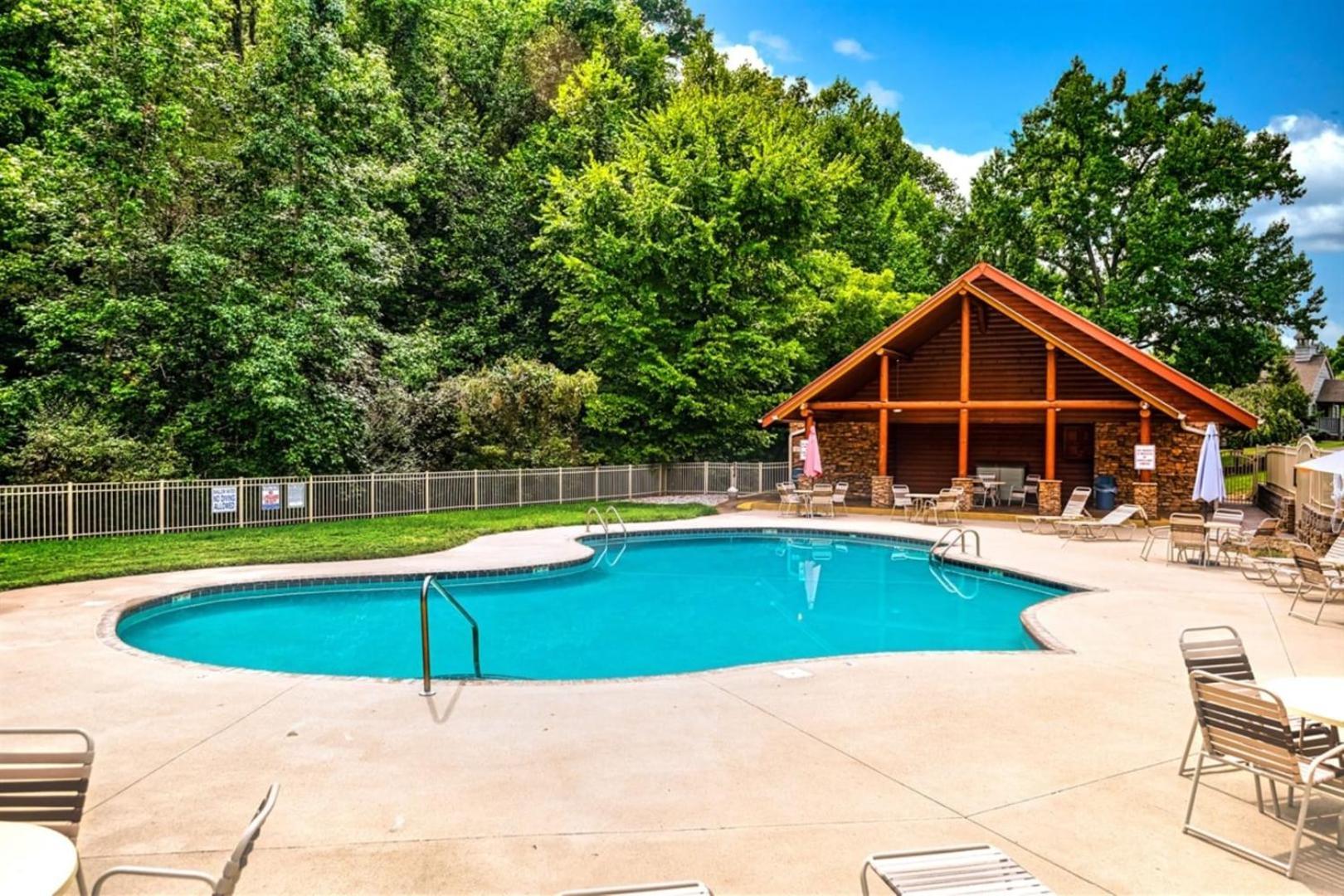 Steps From Pf 3br Escape Theater & Hot Tub Pigeon Forge